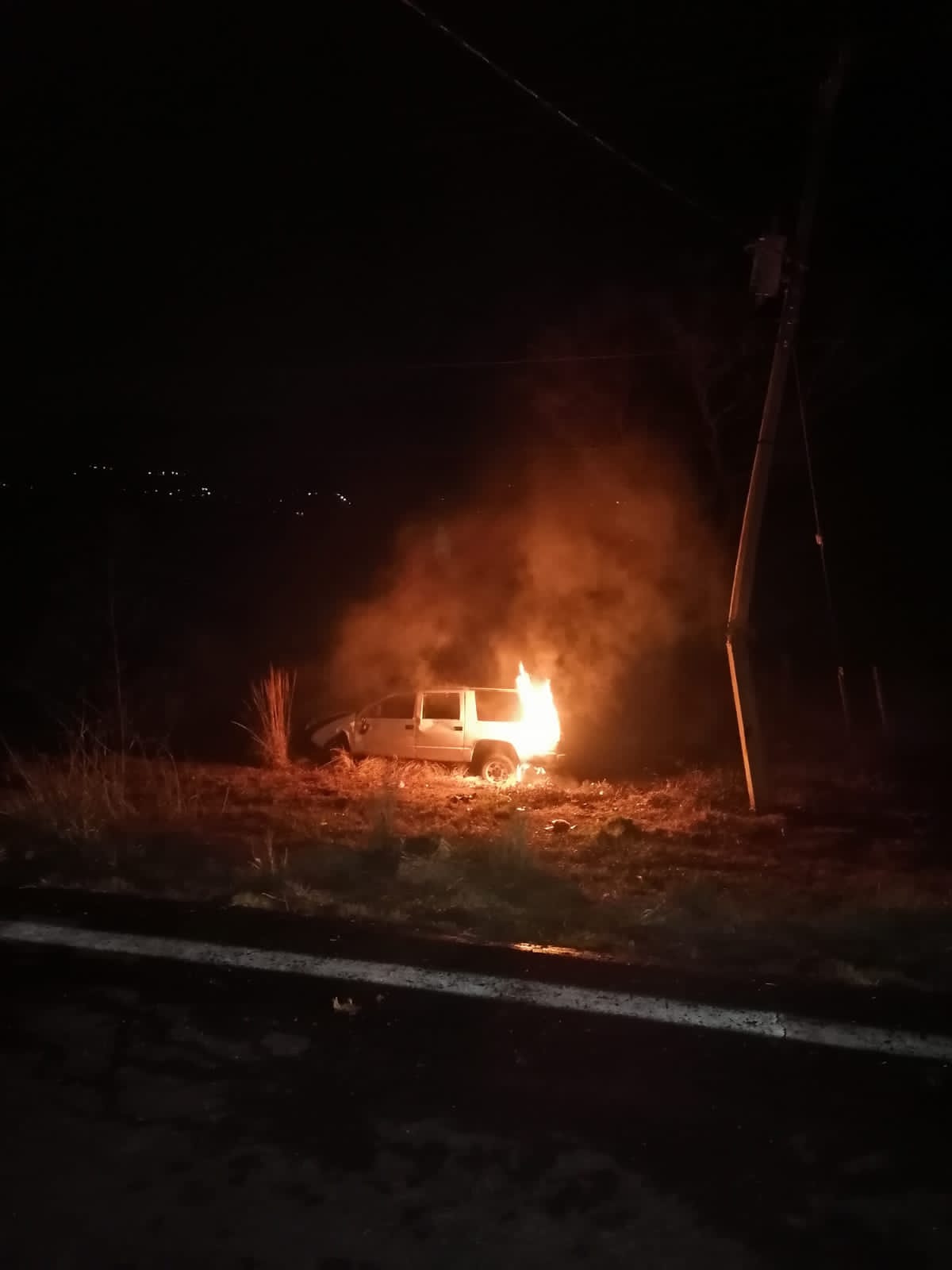 Una mujer perdió la vida y 4 personas más resultaron lesionadas al chocar una camioneta e incendiarse en la Casa del Padre en #CdHidalgo