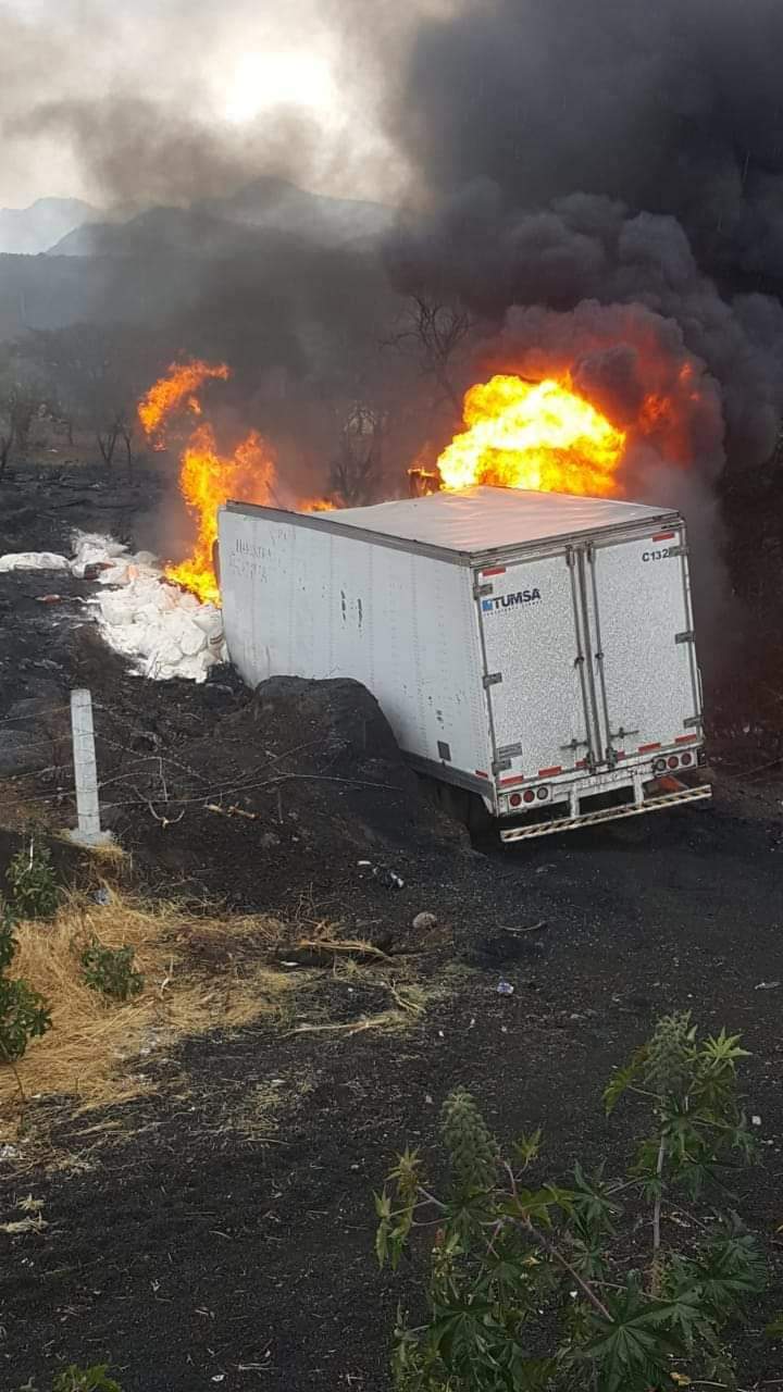 Dos personas calcinadas y tres lesionadas en incendio de un camión tipo Tortón