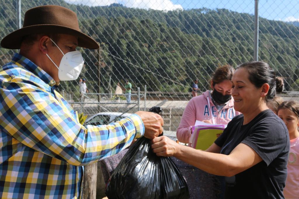 Ayuntamiento de Hidalgo entrega más de 250 cobijas en comunidades