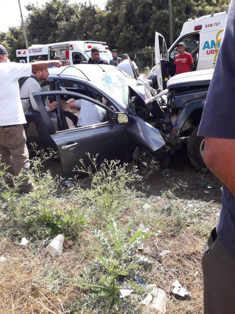 Saldo de seis lesionados al registrarse un choque de frente entre dos camionetas