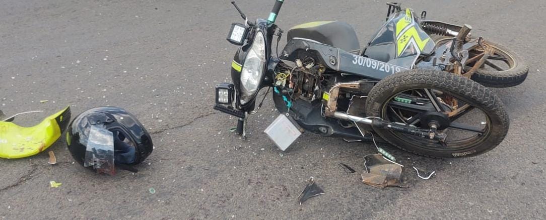 Una persona resultó lesionada al chocar una motocicleta y un automóvil