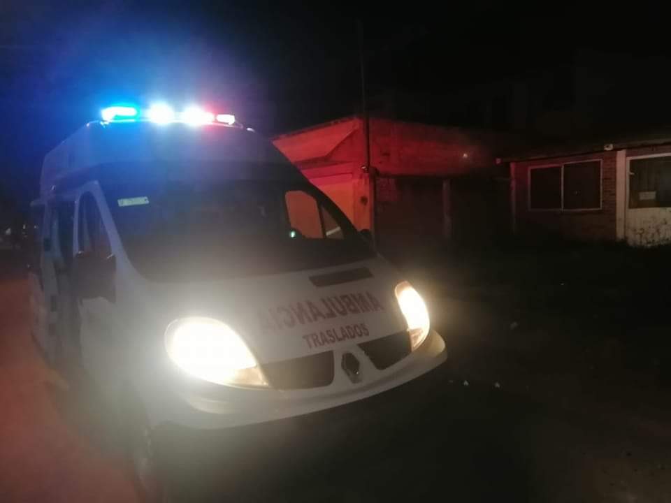 Personal de bomberos de Zitácuaro atiende a un hombre que presentaba heridas de balas
