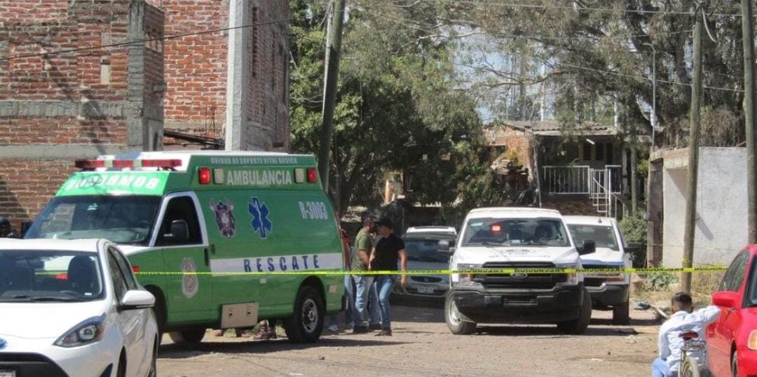 Encuentran el cadáver de un hombre tirado al interior de un baldío