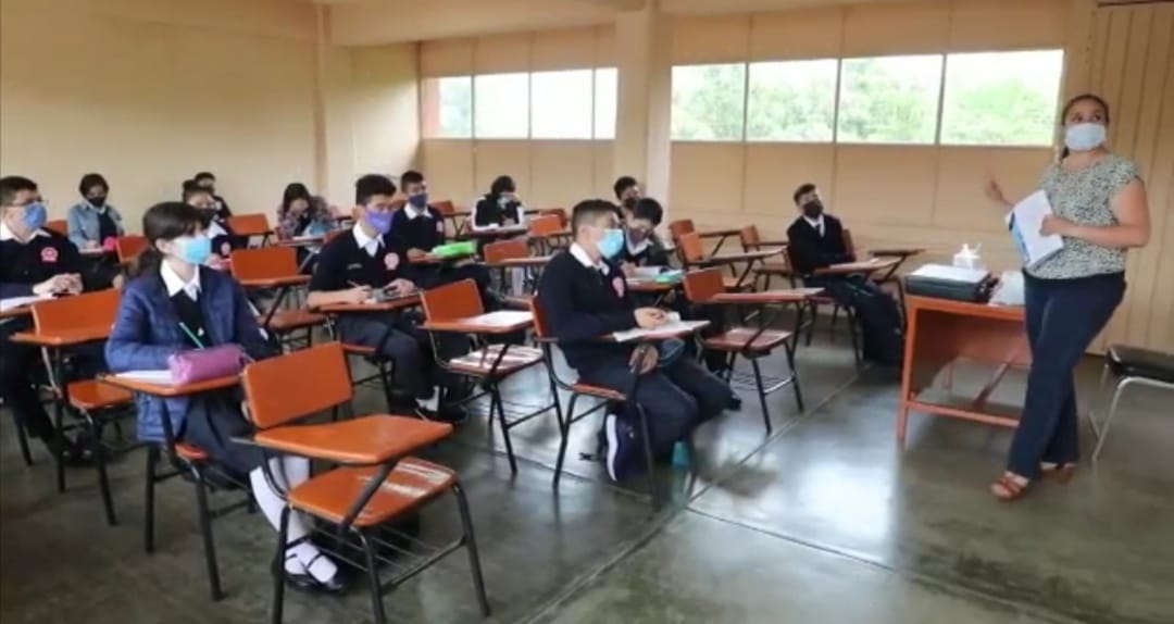 Reconoce Gobierno de Michoacán compromiso de docentes en las aulas.