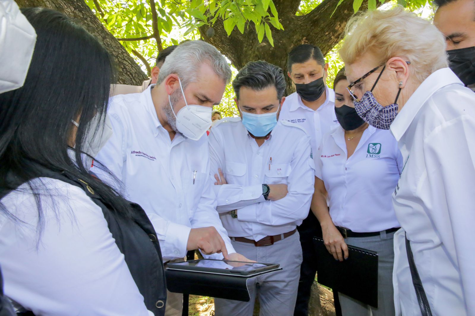 Supervisan Bedolla y Zoé Robledo terrenos para construcción de hospitales del IMSS.
