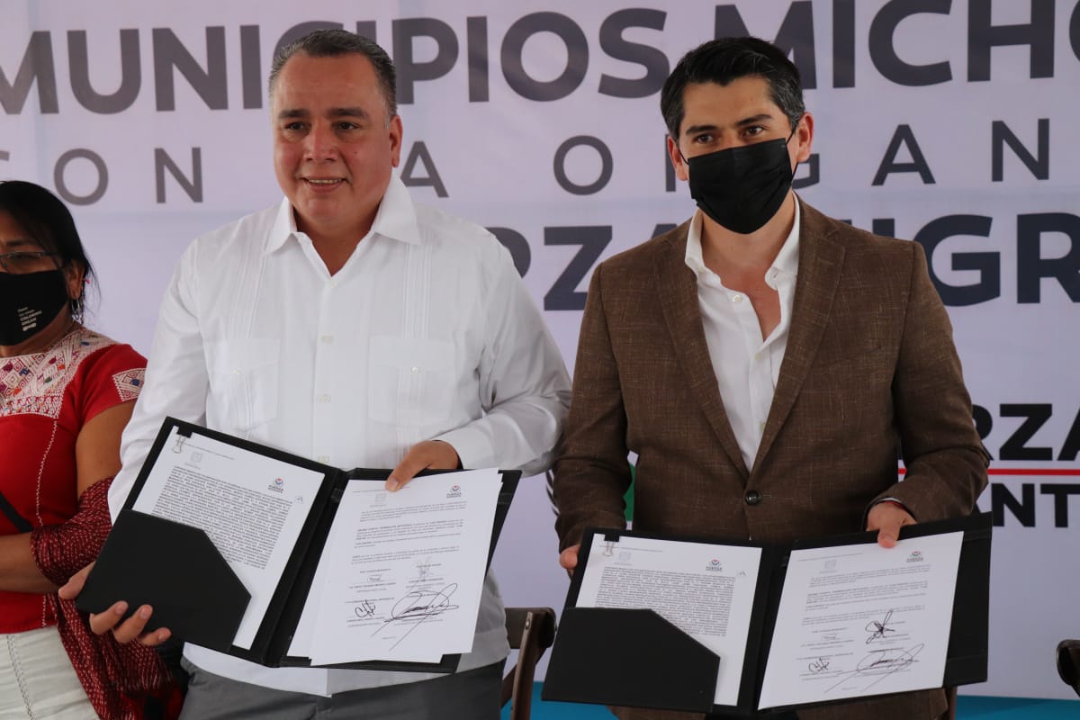 21 municipios michoacanos firman convenio con Fuerza Migrante, en Zitácuaro.