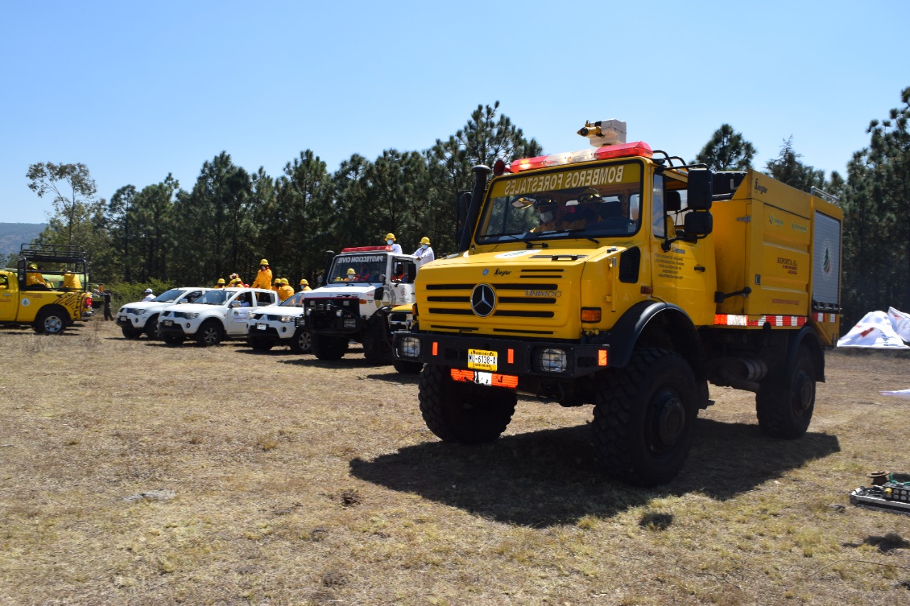 Se suman 13 municipios al combate de incendios en Michoacán: Bedolla.