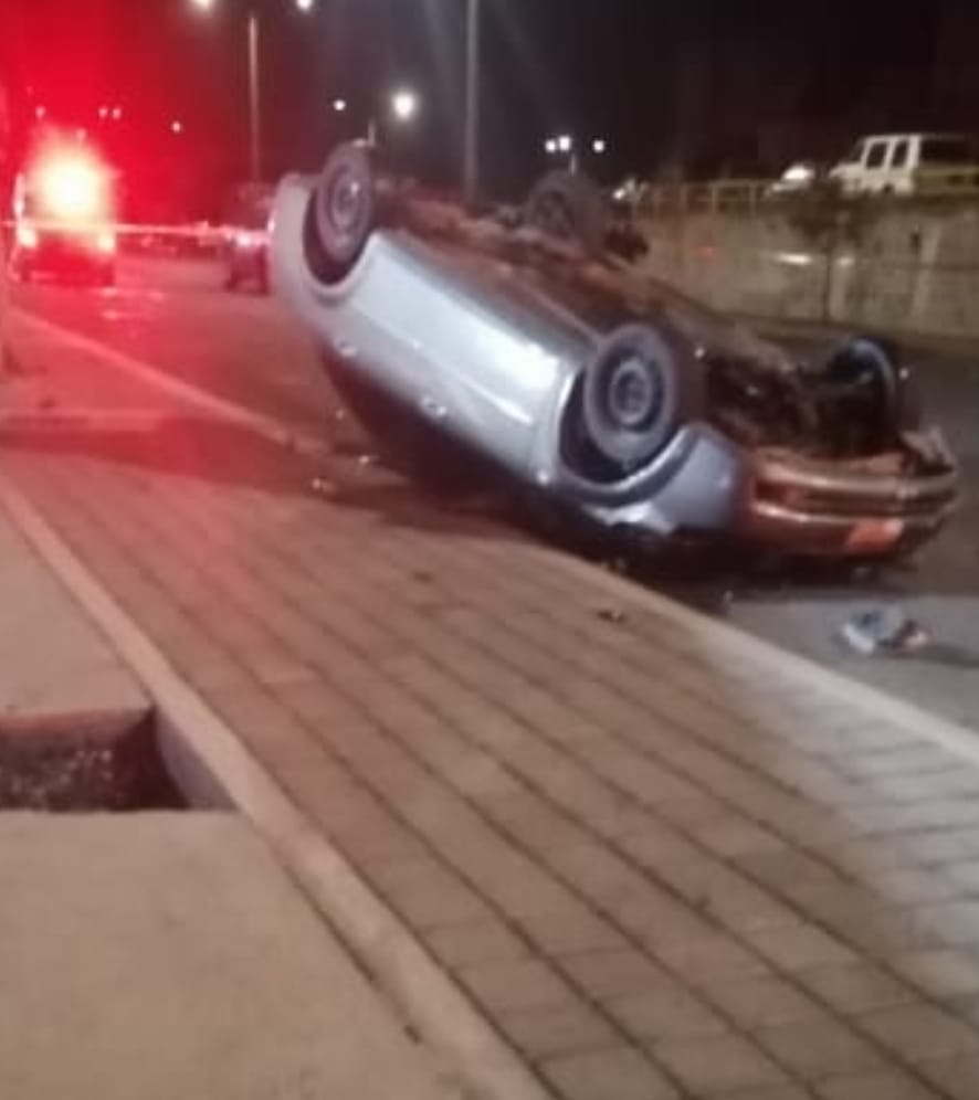 Muere una persona al volcar un automóvil en la Av. Morelos de Cd. Hidalgo