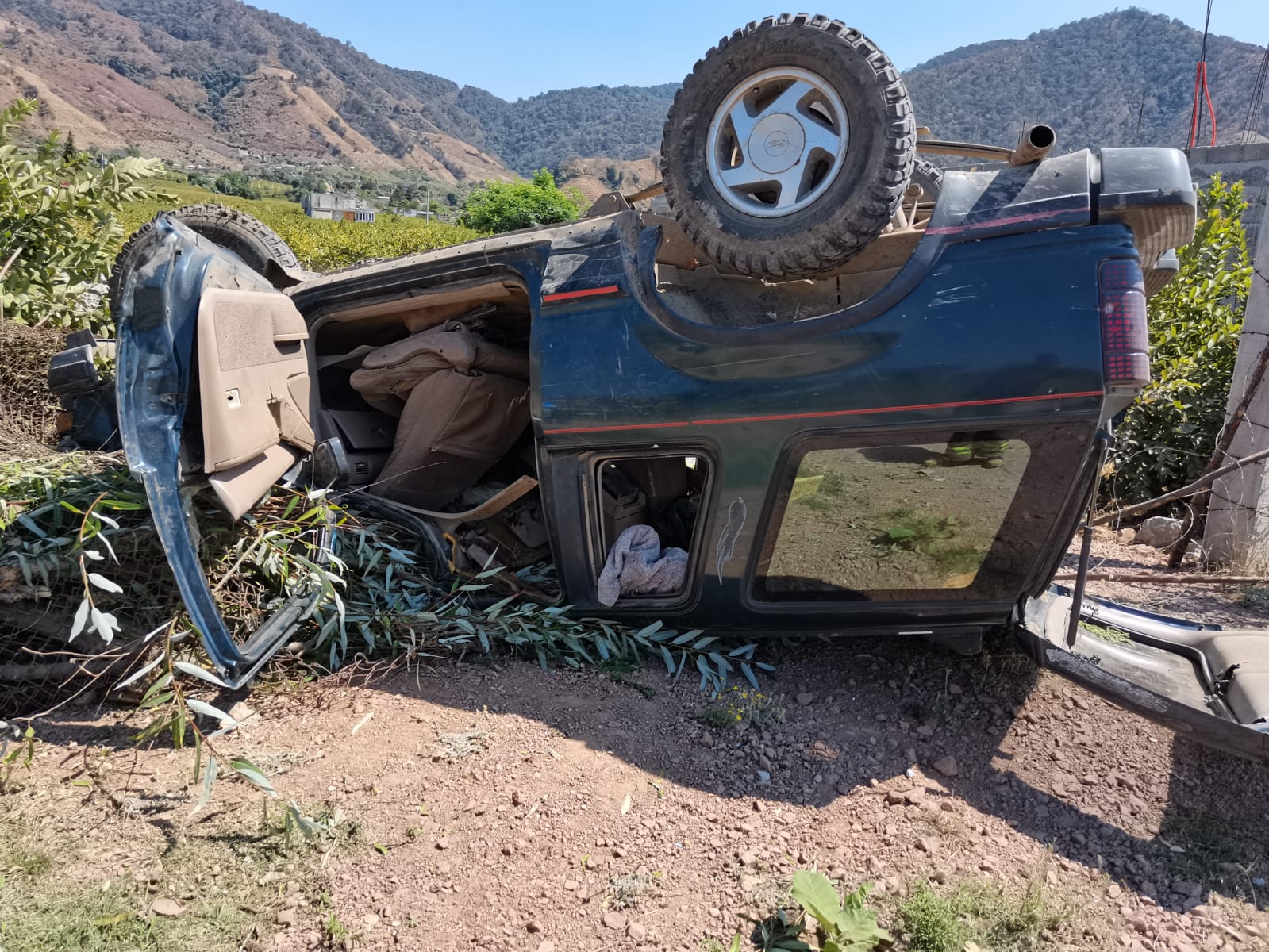 Conductor de camioneta resultó lesionado después de volcar en una terracería