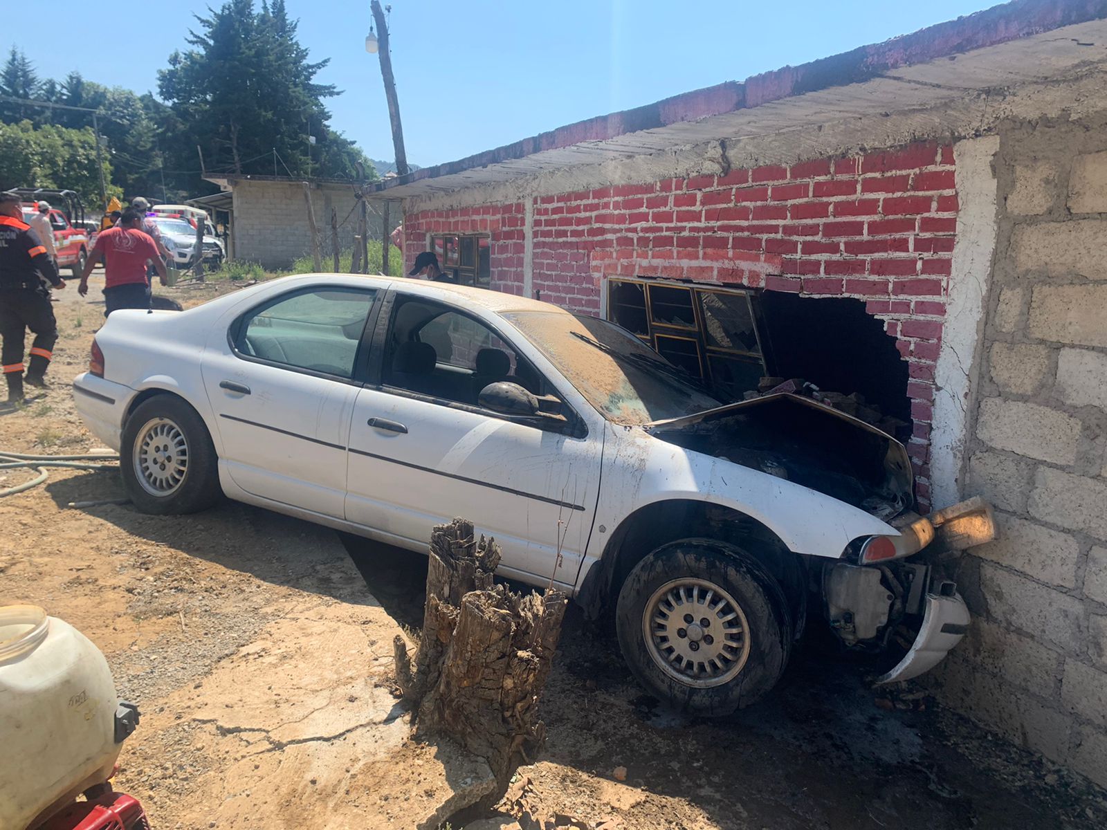 Una mujer resultó lesionada al chocar un automóvil contra una casa en la Carretera Zitácuaro – Aputzio
