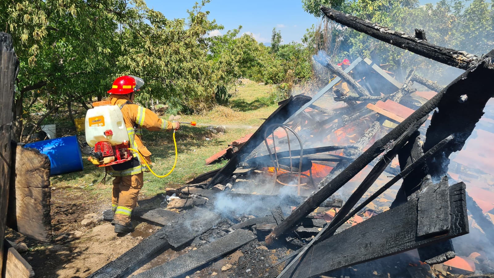 Una familia pierde su casa en incendio en la 3ra. Manzana de Nicolás Romero