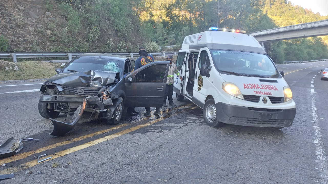 Una persona resultó lesionada al impactar su auto contra el muro de contención