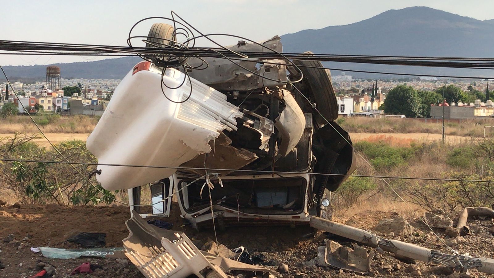 conductor de un camión tipo volteo que circulaba sobre la carretera Morelia – Quiroga perdió el control y volcó
