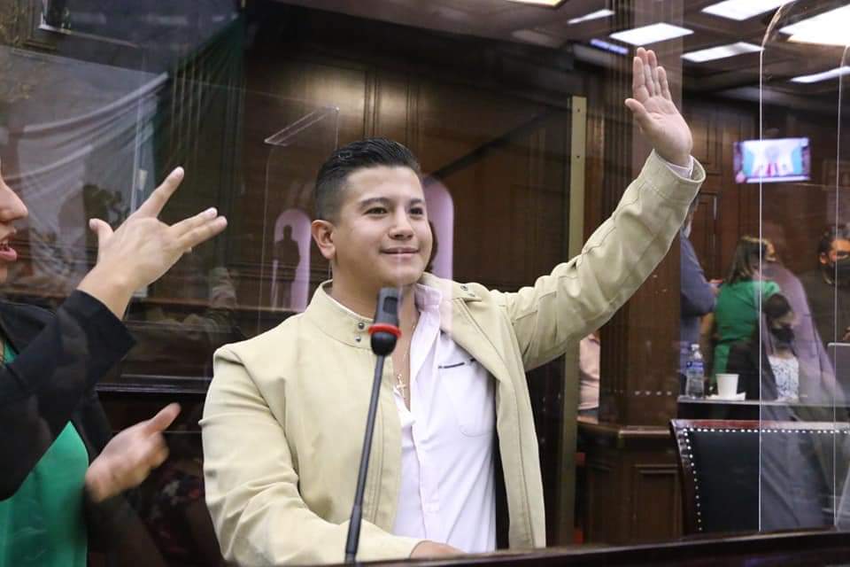 Víctor Zurita propone implementar Escalón Universal en beneficio de las personas de talla baja