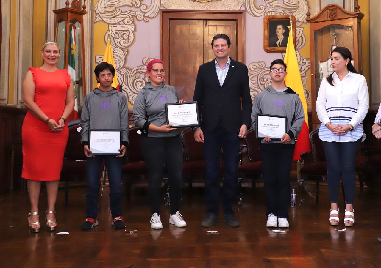 Reconoce Alfonso Martínez a atletas Coby y Francisco