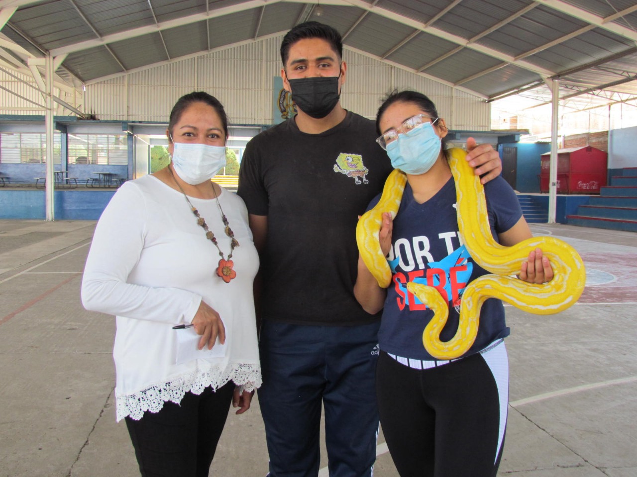 Alumnos de Prepa Taximaroa reciben charla sobre animales en extinción