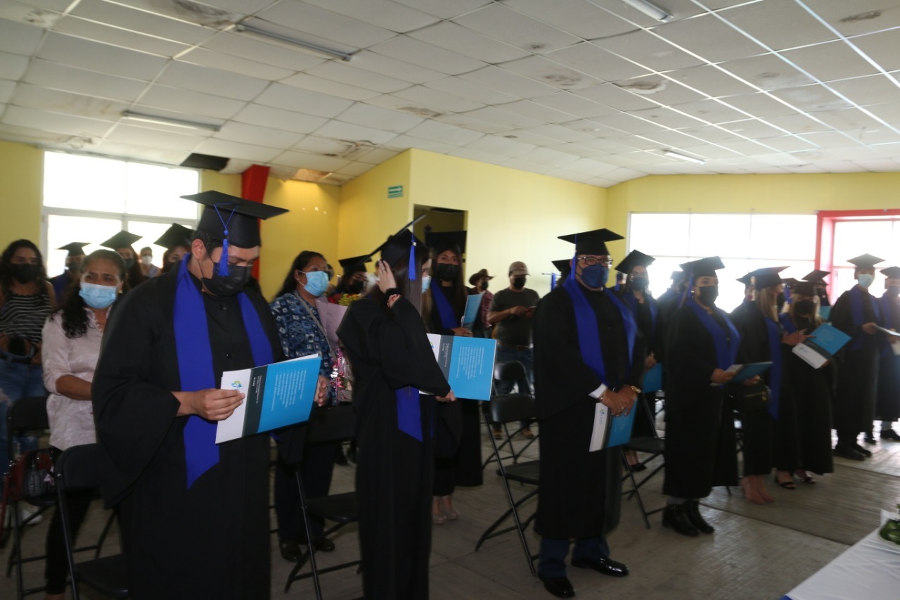 Autoridades municipales y educativas presiden clausura de la preparatoria mediante el Sistema Abierto en el CADE