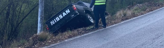 Pérdidas materiales al salirse una Nissan en la carretera Cd. Hidalgo- Morelia