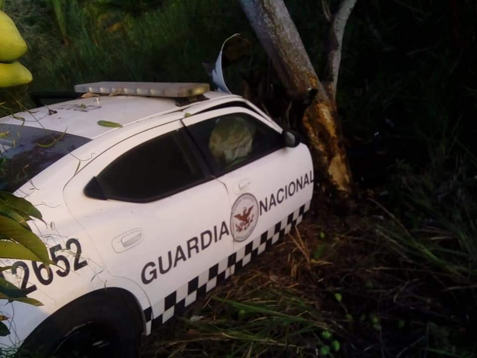 Un elemento de la Guardia Nacional División de Caminos, resultó lesionado al chocar su unidad contra un árbol
