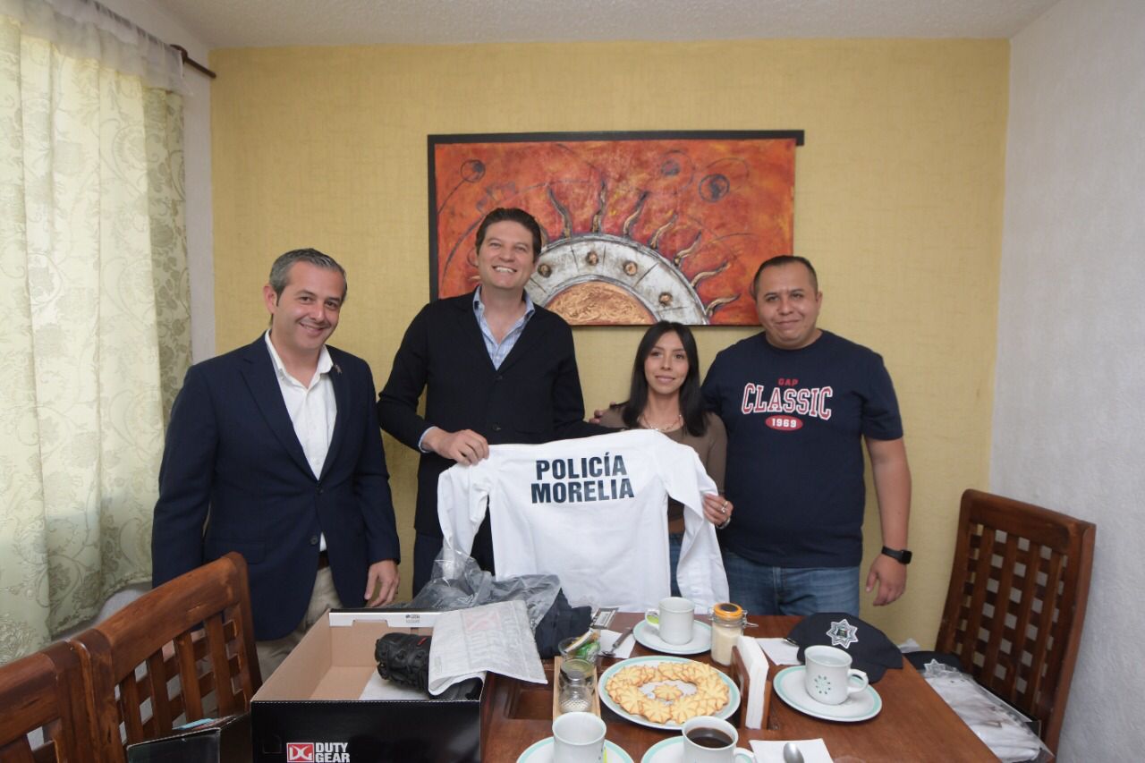 Entrega Alfonso Martínez uniformes a policías