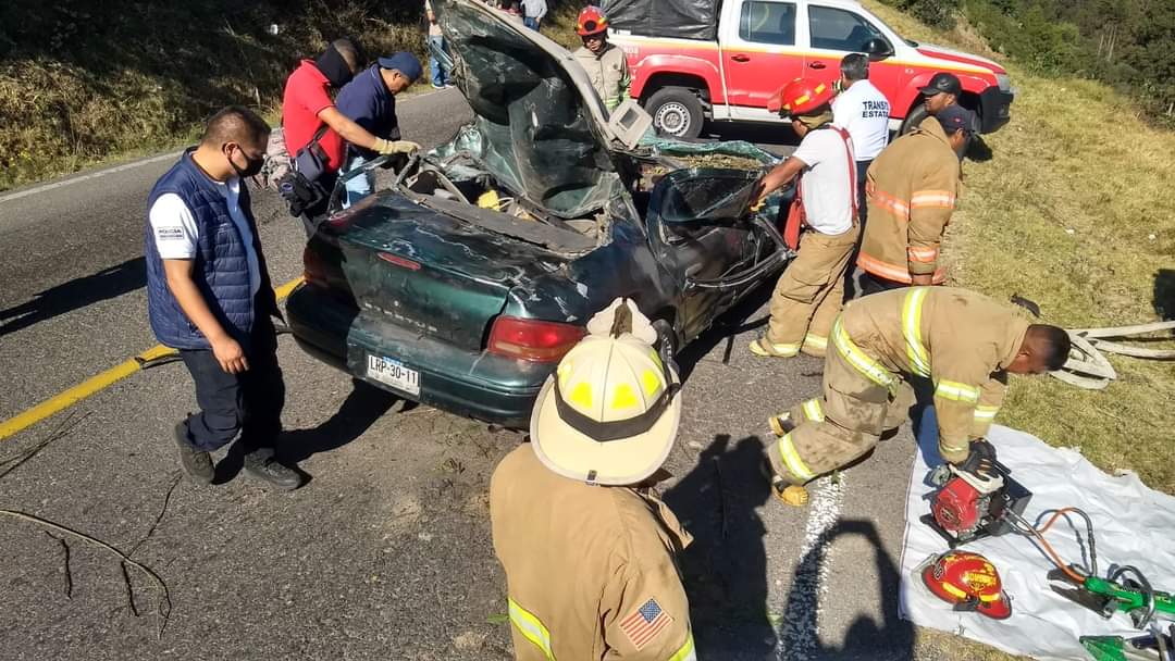 Conductor de un vehículo murió prensado al caer a un barranco