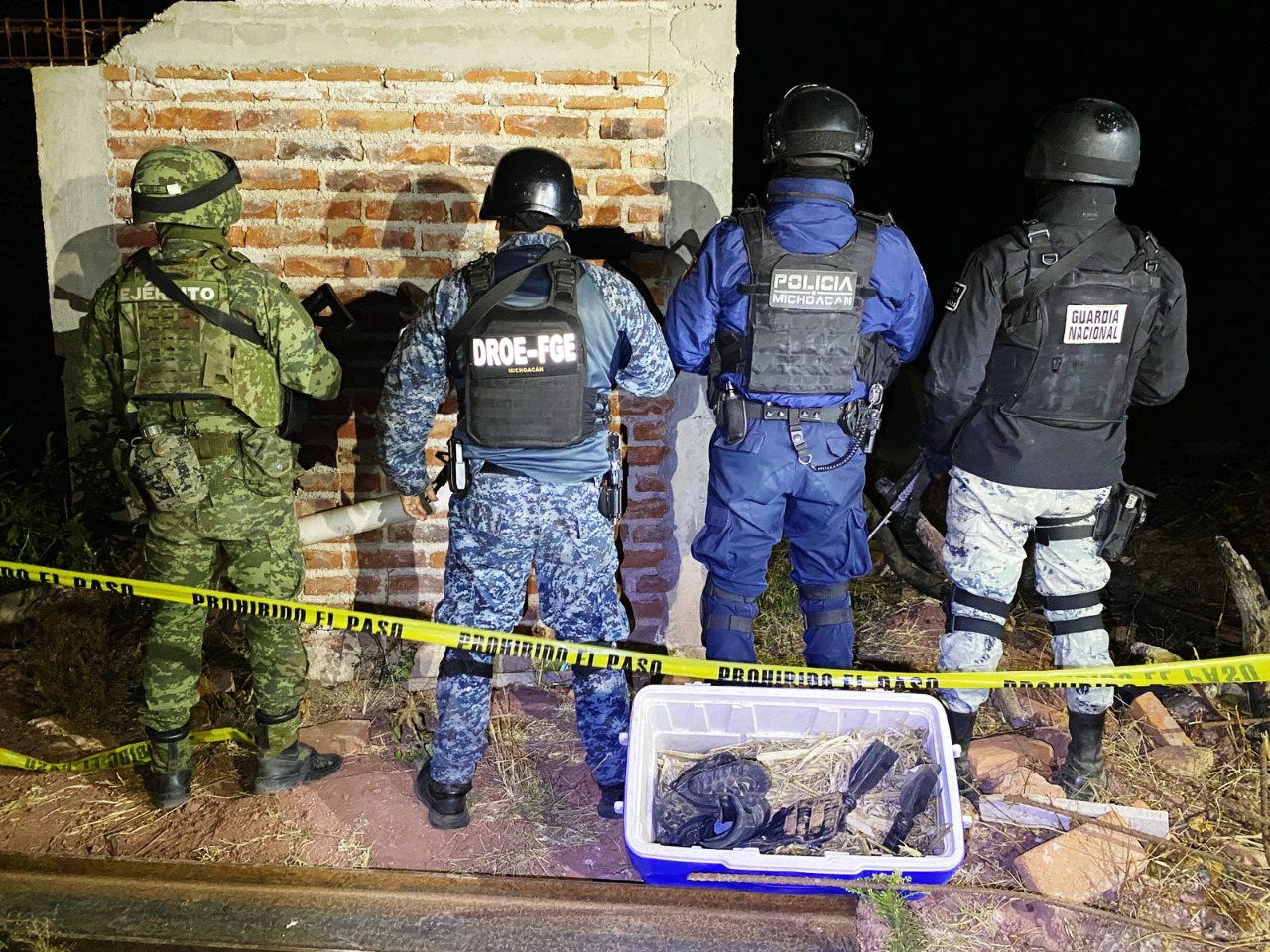 En San José de Gracia, SSP, Sedena, GN y FGE aseguran artefactos explosivos.