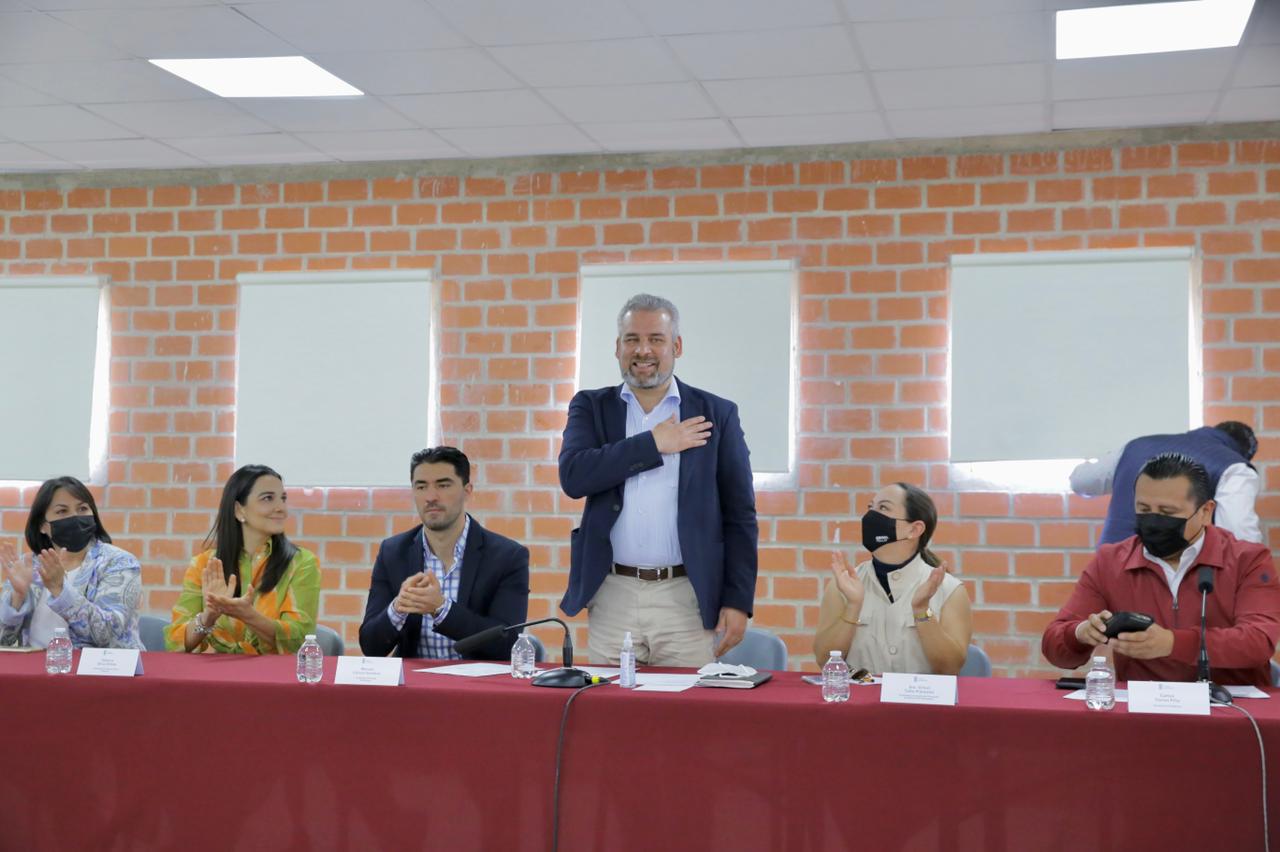 Gobierno de Michoacán no dejará solos a los municipios para preservar la paz: Bedolla.