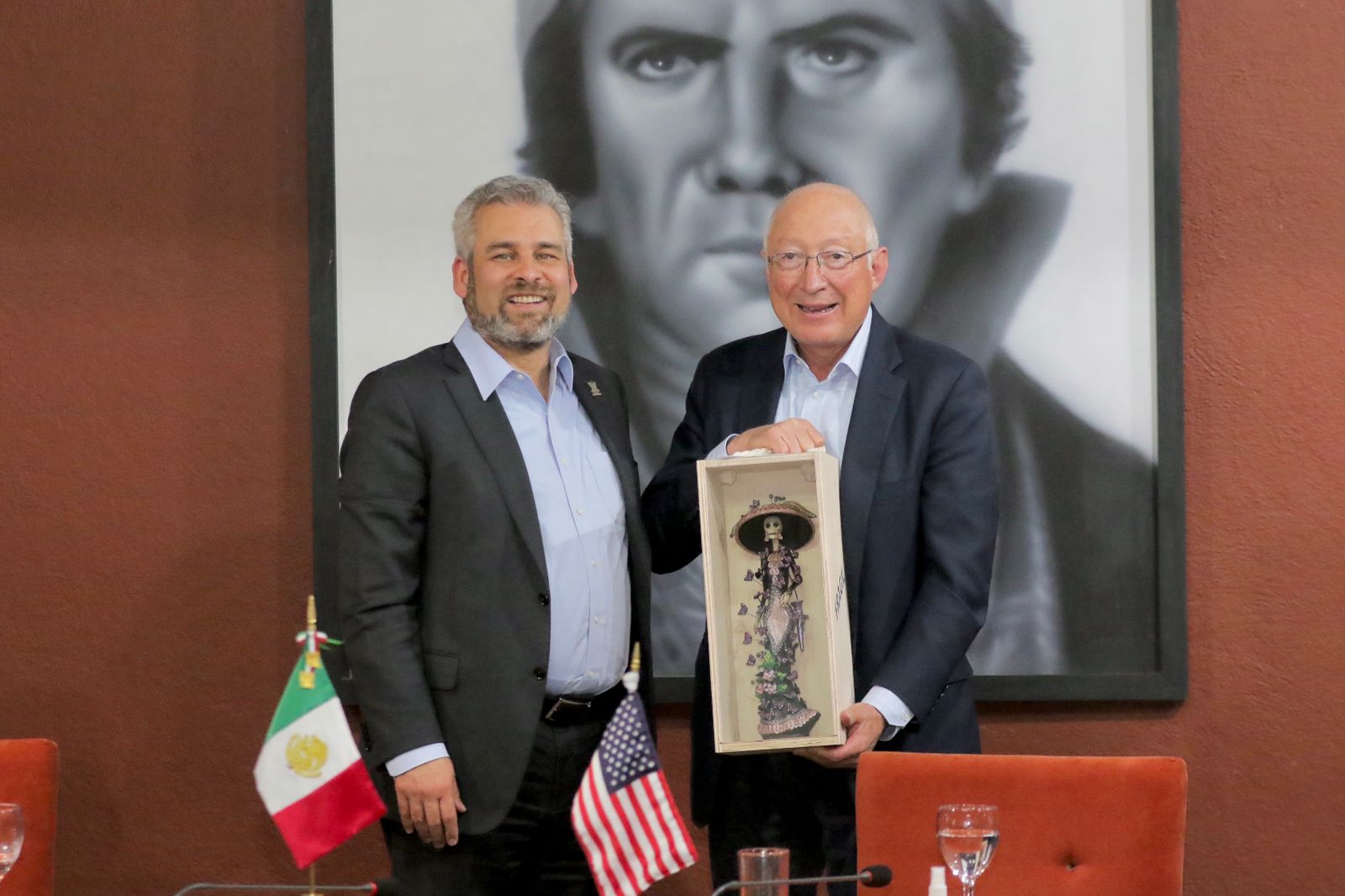 Bedolla expone potencial económico de Michoacán a embajador de Estados Unidos en México.