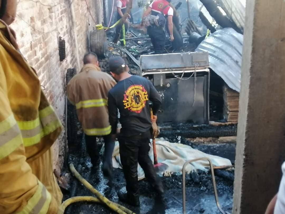 Un hombre murió al incendiarse una casa de madera y lámina de cartón en Zitácuaro.