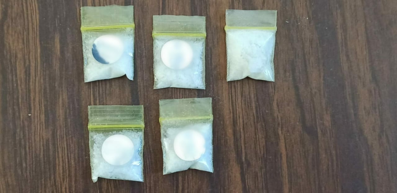 Policía Michoacán detiene a uno en posesión de droga, en Zamora.