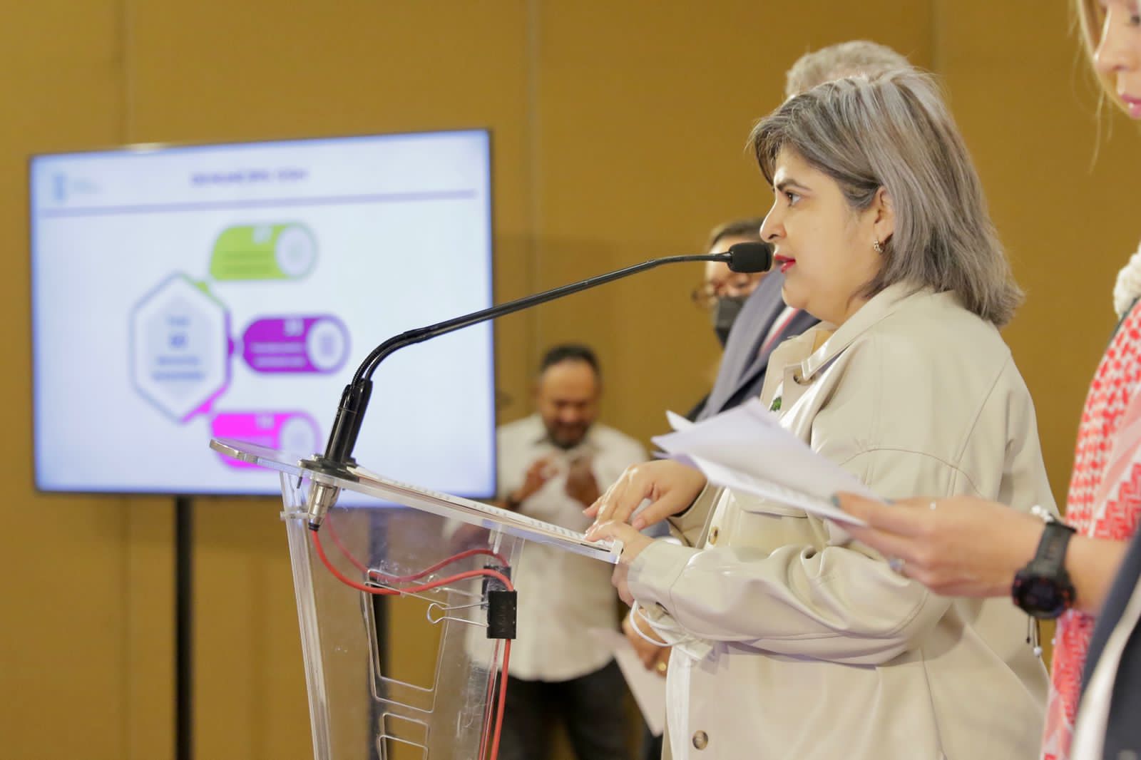 Gobierno de Michoacán denuncia irregularidades en contratación de servicios de salud.