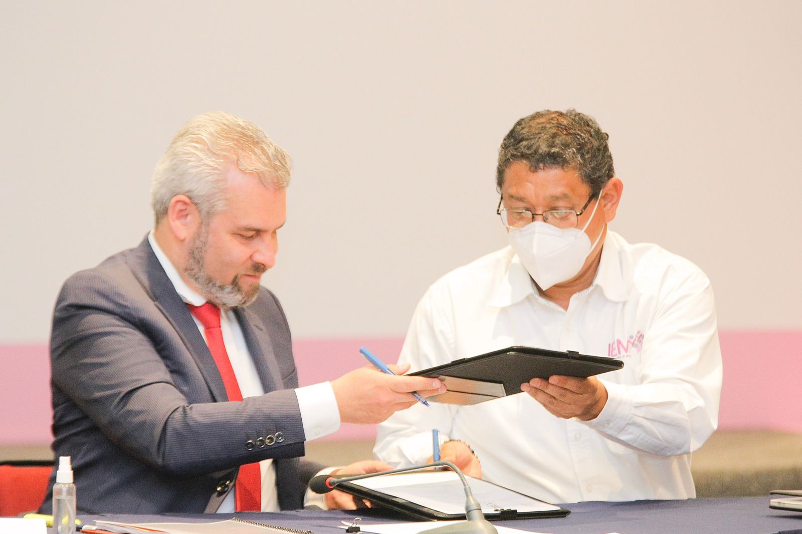 Gobierno de Michoacán firma convenio con IEM en materia de autogobiernos.