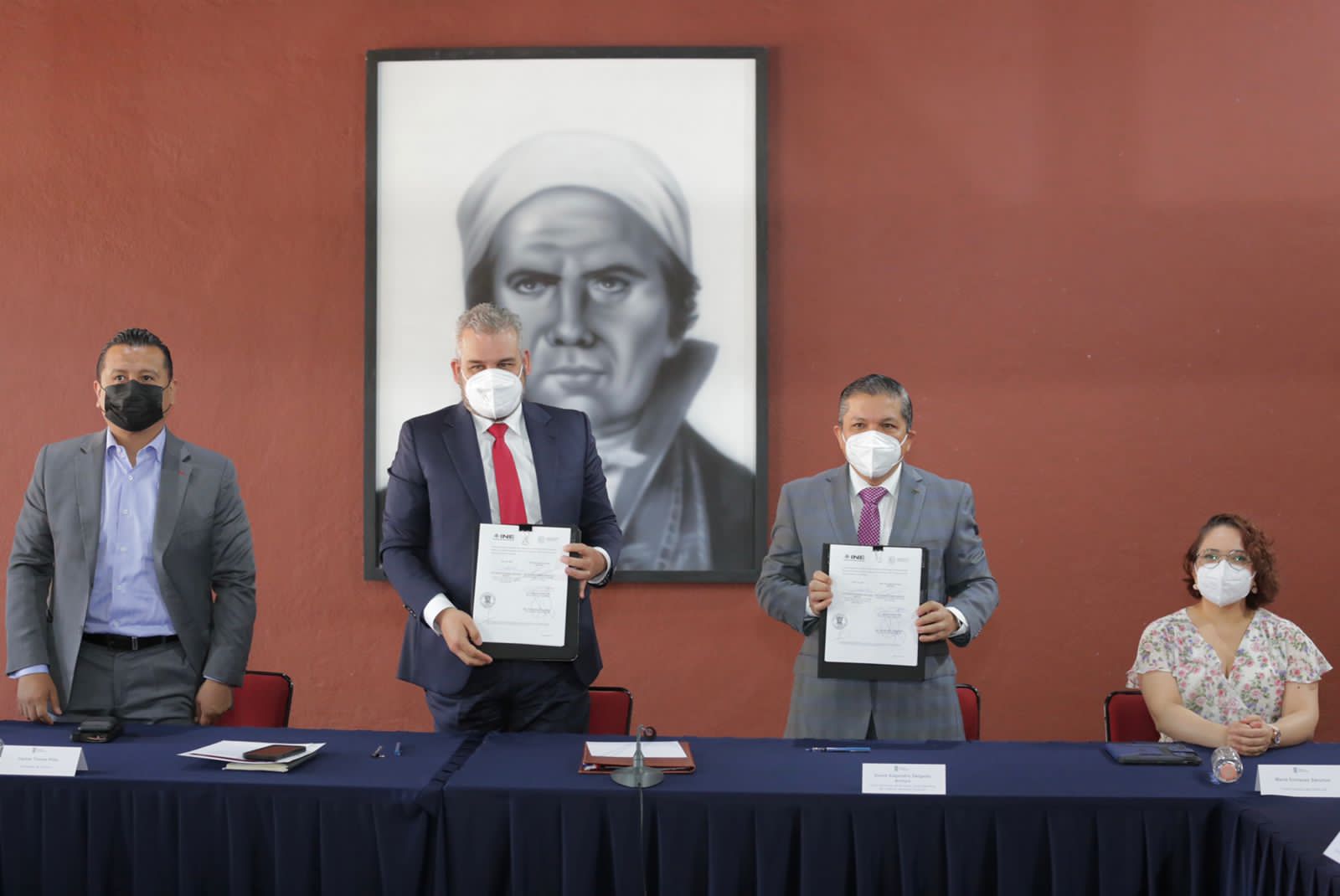 Gobierno de Michoacán e INE firman convenio para realizar la consulta de revocación de mandato.