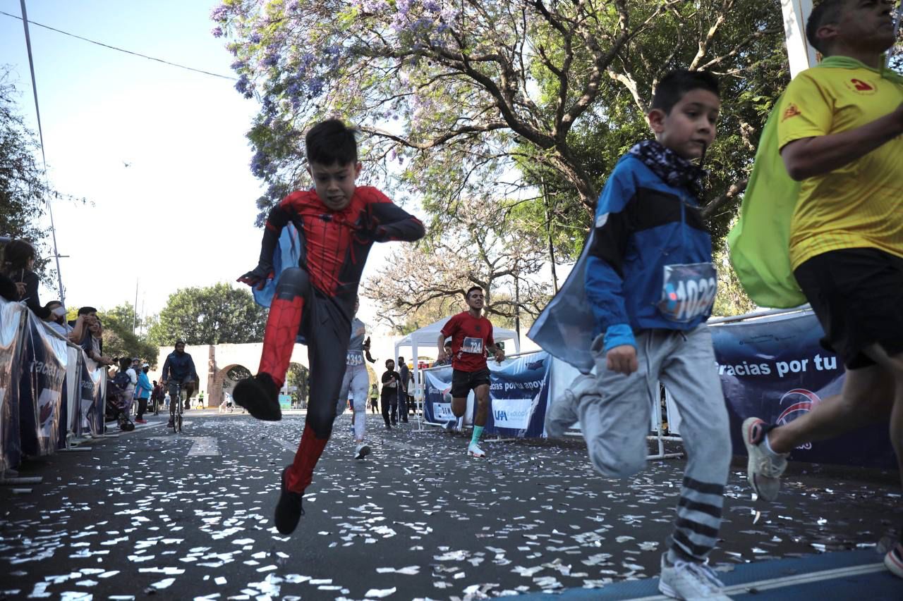 Corren familias morelianas en apoyo a niñas y niños con cáncer.