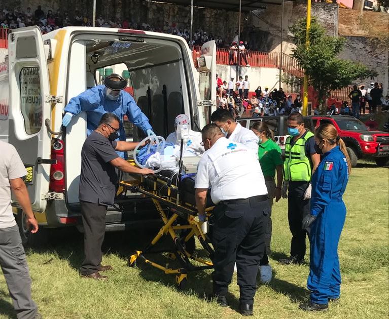 Paramédicos de vuelo de la SSP, trasladan a joven que presenta traumatismo craneoencefálico, a Charo.