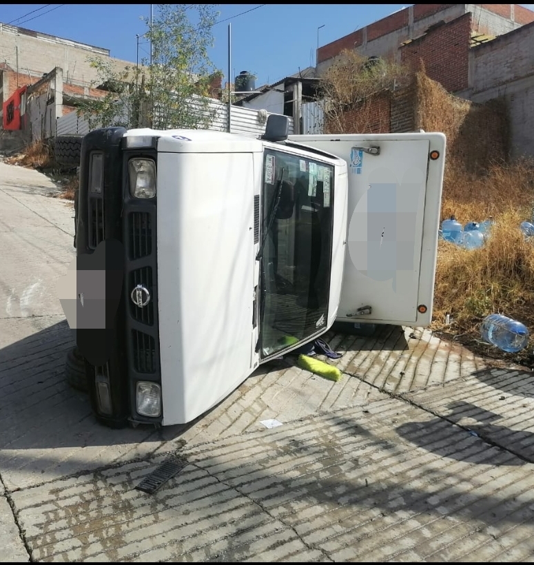Una persona resultó lesionada al volcarse una camioneta repartidora de agua en la Colonia Unida.