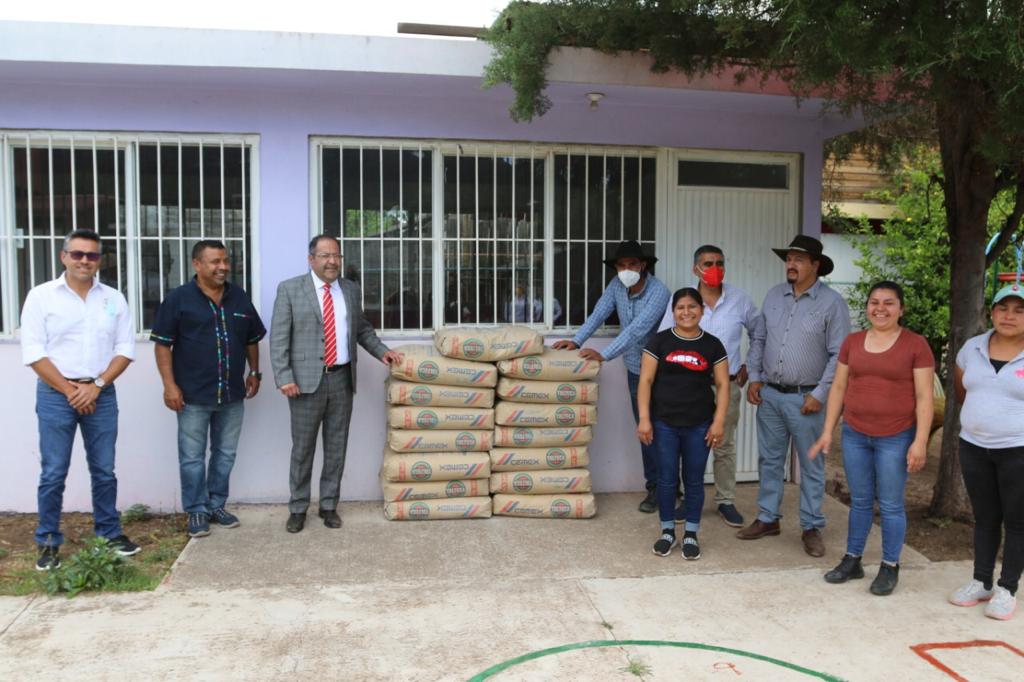 En El Porvenir, José Luis Téllez entregó cemento para el mejoramiento del Jardín de Niños José Ma. Pino Suárez