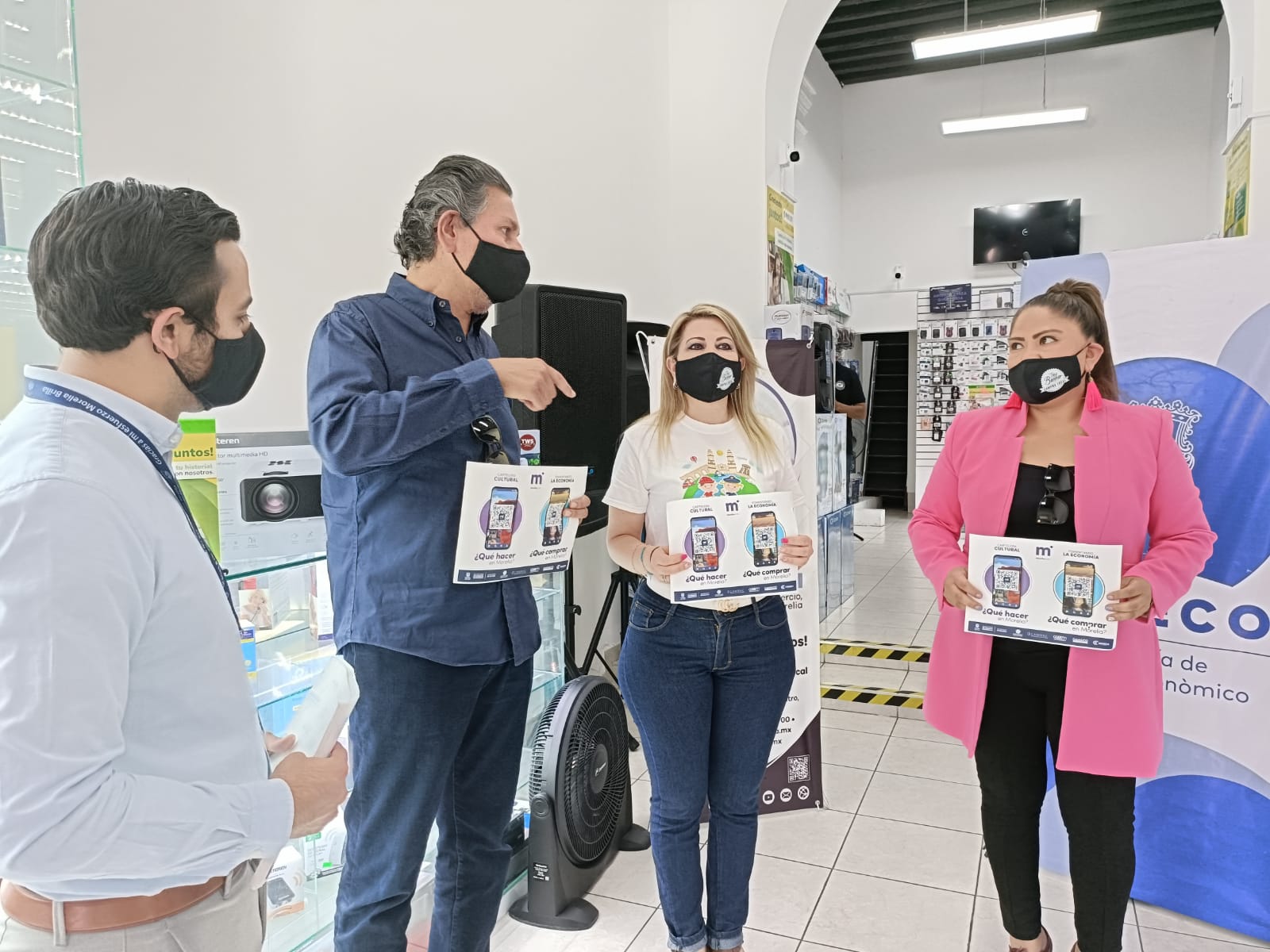 Entrega Gobierno Muncipal códigos Qr a presidente de Canaco