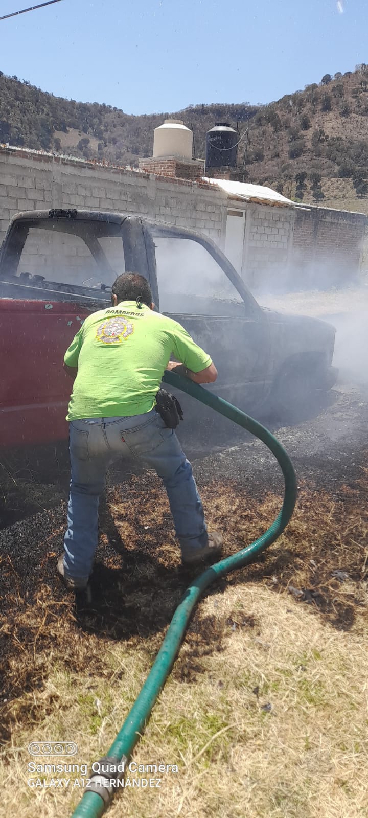 Cuantiosas pérdidas materiales al incendiarse una camioneta en Tuxpan