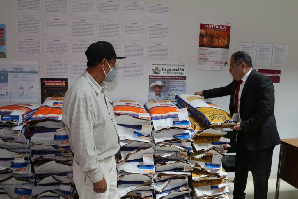 José Luis Téllez realizó la entrega de los primeros paquetes de semilla mejorada