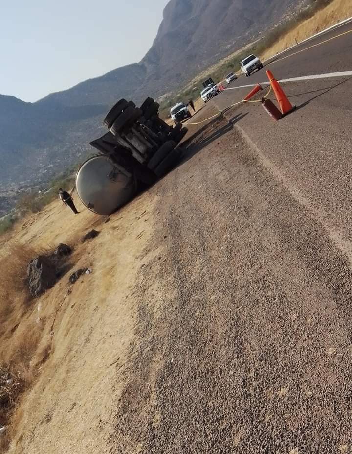 En la autopista Siglo XXI, se registró la volcadura de una pipa cargada con gasolina