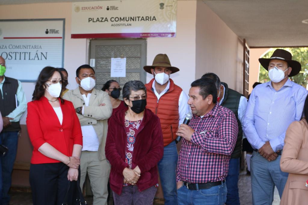 Autoridades Municipales y Educativas, padres de familia acompañaron a la Subsecretaría de Educación Básica en el Estado a la gira de trabajo por la tenencia de Agostitlán