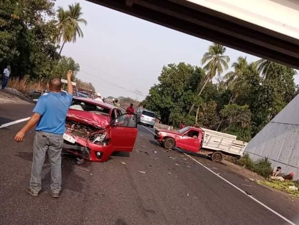 Choque de frente entre una camioneta y un vehículo