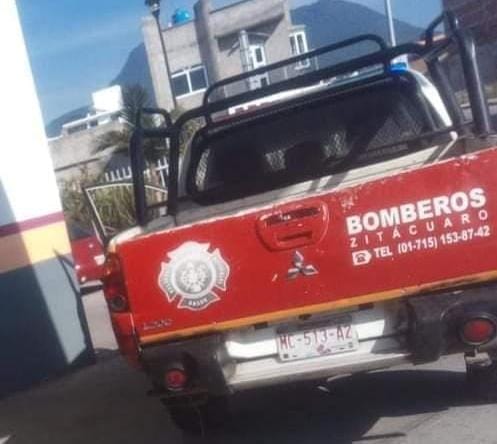 Un hombre fue localizado sin vida, con varias heridas por arma blanca, dentro de un domicilio; los homicidas le dejaron un mensaje escrito en una cartulina