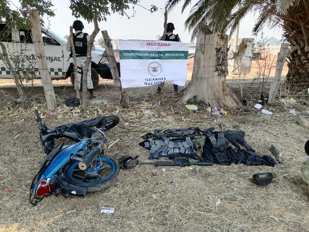 EN MICHOACÁN, GUARDIA NACIONAL ASEGURA ARMAS LARGAS, CARGADORES, CARTUCHOS Y CHALECO TÁCTICO