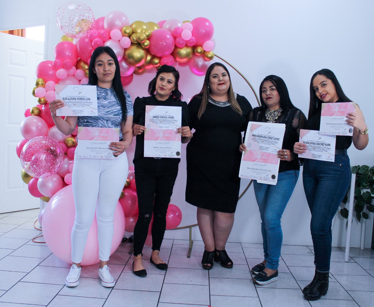 Concluyó con éxito curso para lashista en Lovely tu pestañería
