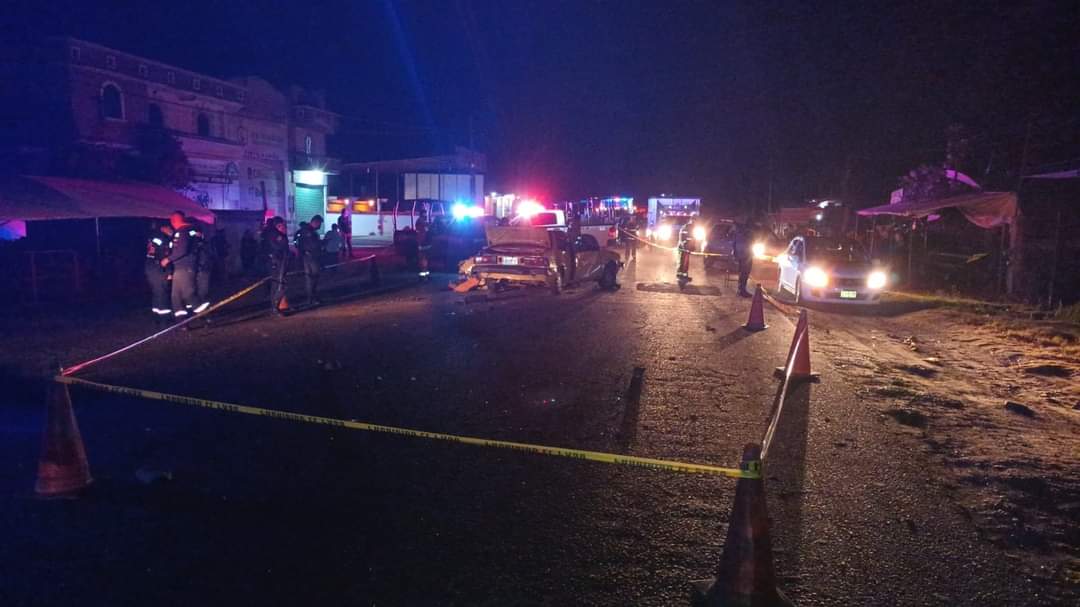 Una persona murió y una más resultó lesionada al chocar un Tsuru y un Torton en San Felipe Los Alzati. 