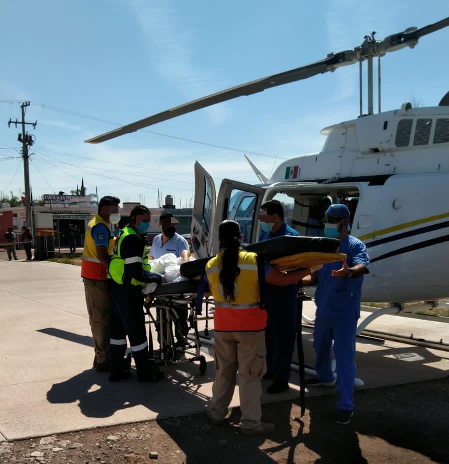 SSP traslada vía aérea a mujer de Maravatío a Charo para atención médica especializada.