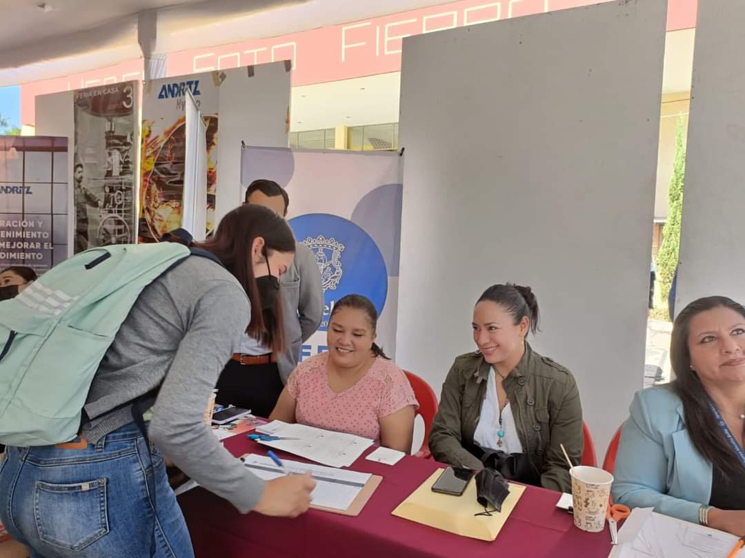 Acerca SEFECO oportunidades laborales a jóvenes del Tecnológico de Morelia.