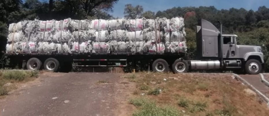 SSP asegura a una persona y un tractocamión con plataforma que cuenta con medios de identificación alterados.